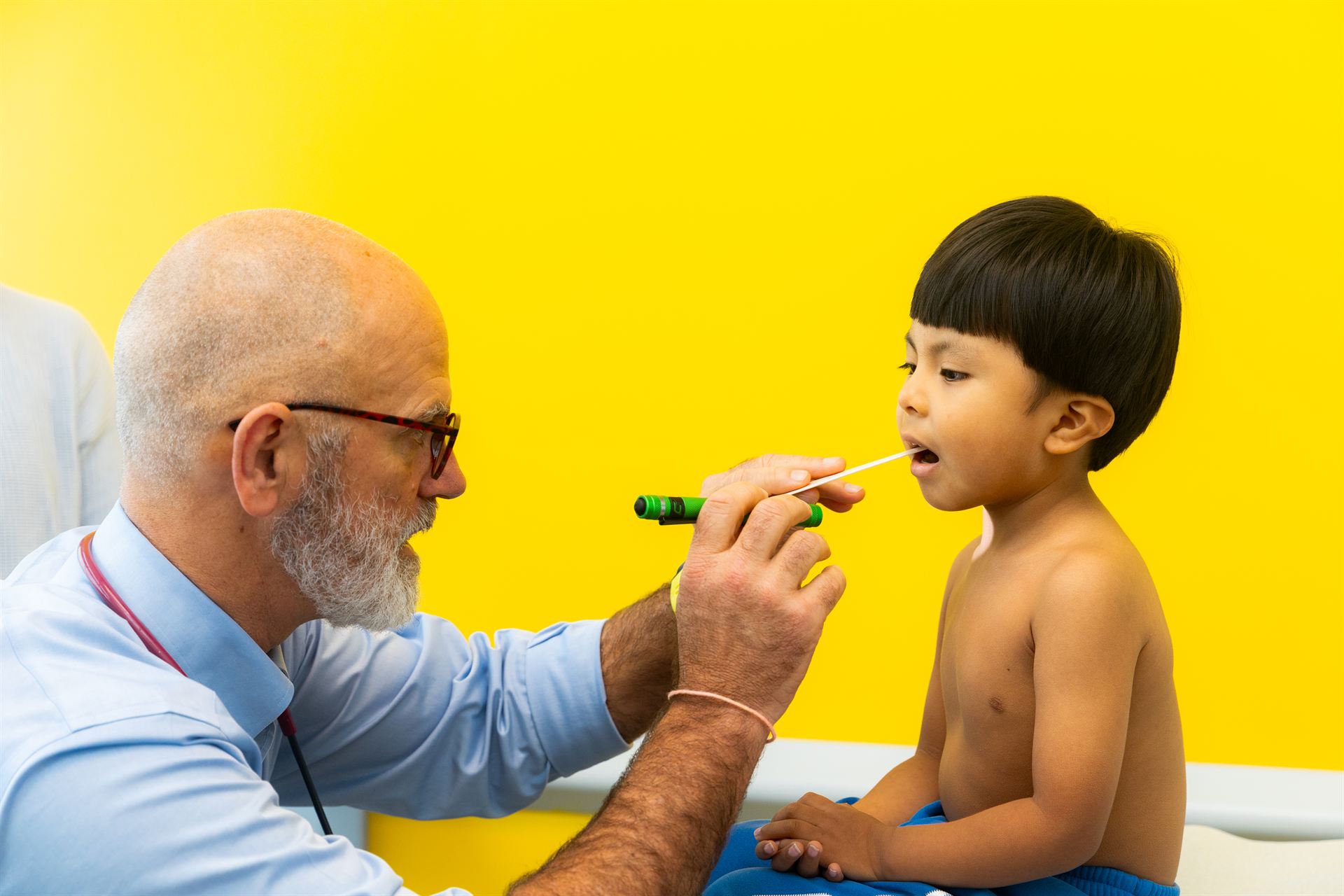 A Clínica Médicos provider with a patient
